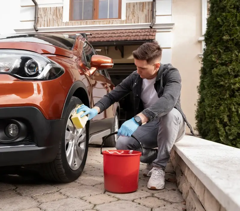 Lavage auto à domicile Fay-de-Bretagne : professionnel intervenant sur un véhicule